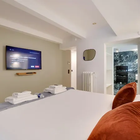Incroyable - 3br-8p - Pl De La Nation Apartment